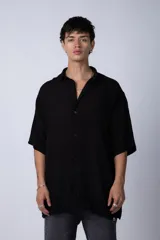 Camisa celeste de manga corta con cuello clásico y calce oversize.