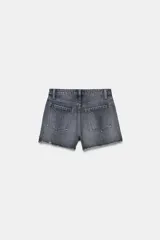 Shorts de jean de algodón, tiro alto, color azul claro desgastado. Presenta cinco bolsillos, cierre frontal con botón metálico y bajo desflecado con vuelta.