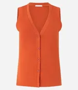 Blusa estilo chaleco color ladrillo, confeccionada en ribana con textura acanalada, sin mangas y con abotonado delantero.