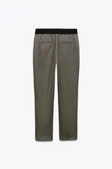 Pantalón tobillero gris con textura, de tiro medio y corte recto. Tiene cintura elástica en la parte trasera, bolsillos delanteros y falsos bolsillos traseros.