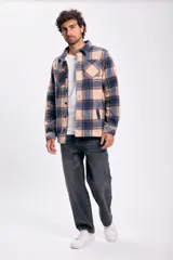 Pantalón de jean gris oscuro, de corte ancho.