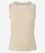 Musculosa color beige de punto de viscosa con cuello redondo y detalle de satén en las sisas.