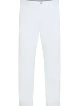 Pantalón chino de corte slim con pierna recta, color blanco. Confeccionado en algodón pima elástico.