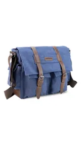 Morral azul de tela canvas con tapa, doble bolsillo frontal, trasero y laterales. Interior espacioso con compartimento para notebook de 15". Correa de galón regulable para mayor comodidad.