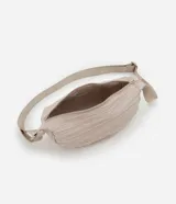 Bolso bandolera mediano color beige con textura drapeada y correa ajustable.