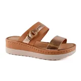 Sandalias con plataforma color marrón con tiras anchas en color dorado y hebilla decorativa.