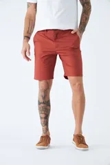 Bermuda de gabardina azul marino con logo bordado, bolsillos laterales y traseros, cierre con cremallera y botón, y presillas para cinturón.