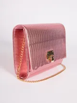 Cartera metalizada y texturizada rosa con cadena dorada desmontable y bolsillo interno.