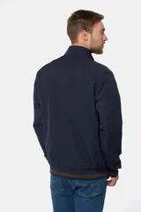 Campera azul con cierre frontal y bolsillos laterales.