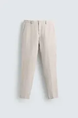 Pantalón de vestir color beige confeccionado en lino, de corte recto, con bolsillos laterales y traseros. Se ajusta a la cintura con botón y cremallera.