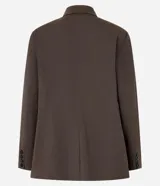 Blazer marrón de poliéster y viscosa, de corte amplio y estructura de sastrería, con solapas en el cuello, doble abotonadura, bolsillos falsos y pinzas.