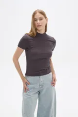 Remera de viscosa color gris oscuro, de punto canale, corte ajustado y cuello alto.