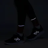 Calza negra de dama de tejido elástico NB Sleek, diseñada para comodidad y rendimiento con tecnología de secado rápido.