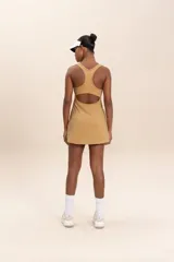 Vestido con shorts internos, corte ajustado y tecnología LYCRA® ADAPTIV para un ajuste perfecto y soporte excepcional.