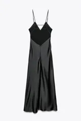 Vestido midi negro de satén con escote en pico, tirantes finos ajustables y espalda cruzada. Cierre trasero con cremallera oculta.