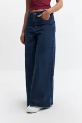 Pantalón jean oxford de tiro alto color crudo, de corte ajustado en la cadera y amplio desde la rodilla.