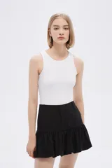 Body blanco sin mangas de poliamida, liso, al cuerpo, con broches y cuello halter.