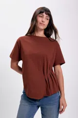 Remera marrón de corte recto y mangas cortas, con detalle de frunce lateral.