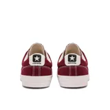 Championes Converse Star Player EV Ox color bordó con detalles en blanco.