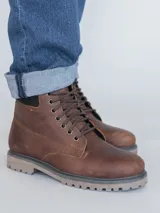 Bota de cuero negra Hush Puppies modelo Negam, con ajuste de cordones, suela de goma y membrana interior resistente al agua.