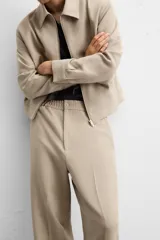 Pantalón negro de corte recto con cintura elástica, bolsillos laterales y un bolsillo trasero de ojal.