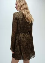 Vestido corto marrón con estampado de piel de cocodrilo en negro, escote en V, mangas largas acampanadas, cintura entallada y falda con volantes.