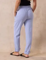 Pantalón de lino color celeste, marca Cable & Gauge. Tiene pretina ancha elastizada con lazo de ajuste, bolsillos delanteros y botamanga.