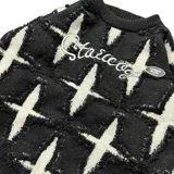 Sweater de punto negro con diseño de cruces blancas, cuello redondo y bordado con la palabra "Starrr" en el pecho.