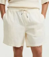 Bermuda masculina color crema, de tejido con textura sutil, cintura elástica con cordón de ajuste y bolsillos laterales.