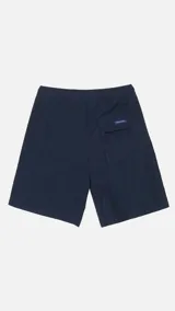 Bermuda de hombre color azul marino con cintura elástica ajustable con cordón, bolsillos laterales y bolsillo trasero con cierre.