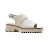 Sandalias blancas con plataforma y taco track, tira ancha sobre el empeine con textura tipo piel de cocodrilo y pulsera al tobillo con hebilla metálica.