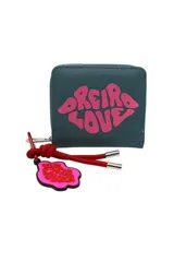 Billetera azul con cierre y estampado de la marca Las Oreiro en color rosa. Incluye llavero con el mismo estampado.