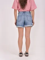 Short de jean de tiro alto, color celeste claro, con ruedo doblado y bolsillos delanteros y traseros.