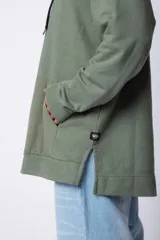 Buzo canguro blanco con capucha forrada en beige y bolsillo tipo parche color beige. Estampa con logo en el pecho.