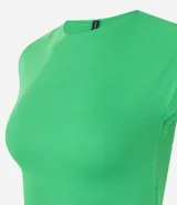 Blusa verde sin mangas, confeccionada en tejido rib con textura de rayas.