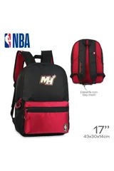 Mochila negra con bolsillo frontal de color rojo/bordó. Presenta un logo estilizado "MH" en amarillo y rojo en la parte superior y el logo de la NBA en la parte inferior del bolsillo frontal. Las correas son negras con forro interior rojo/bordó.