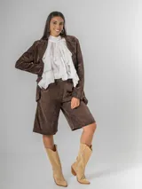 Blazer de corderoy marrón chocolate, con corte oversized, solapas de muesca y cierre frontal.