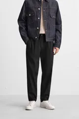 Pantalón negro de corte slim fit confeccionado en popelín de algodón.