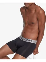 Pack de tres bóxer Calvin Klein Steel Micro, con cintura elástica con logo metálico. Incluye un bóxer negro, uno azul y uno gris.