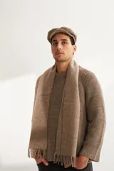 Bufanda unisex con flecos, confeccionada en lana fina sin teñir, con diseño pata de gallo en tonos beige y marrón.