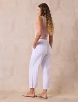 Pantalón blanco liso marca Dash, con pretina trasera elastizada y bolsillos delanteros y traseros. Corte cropped.
