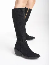 Bota de caña alta color negro, de cuero gamuzado, con cierre lateral dorado y taco cuadrado.
