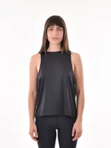 Musculosa negra de corte holgado con cuello redondo y sisas amplias.