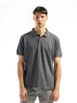 Remera polo verde con cuello y mangas con borde blanco, confeccionada en algodón.