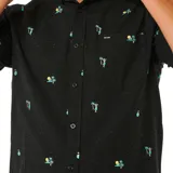 Camisa negra de manga corta con estampado de palmeras y calaveras en colores celeste, amarillo y verde.