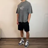 Short de algodón color crema con cintura elastizada y cordón ajustable.