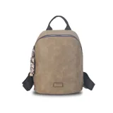Mochila negra de símil cuero, con cierre principal y bolsillo interno con cierre. Tiene asa de mano, correas regulables y bolsillo oculto en la espalda.