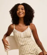 Conjunto de pijama short doll con blusa de tirantes finos ajustables, escote en V, detalle de encaje y botones. Short con cintura elástica. Estampado de cuadros vichy.