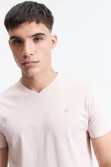 Remera básica color rosa pálido, de corte clásico, con escote en V y logo bordado en el pecho.