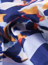 Pañuelo cuadrado de 70 x 70 cm con estampado abstracto en tonos azul, blanco, naranja y rojo.